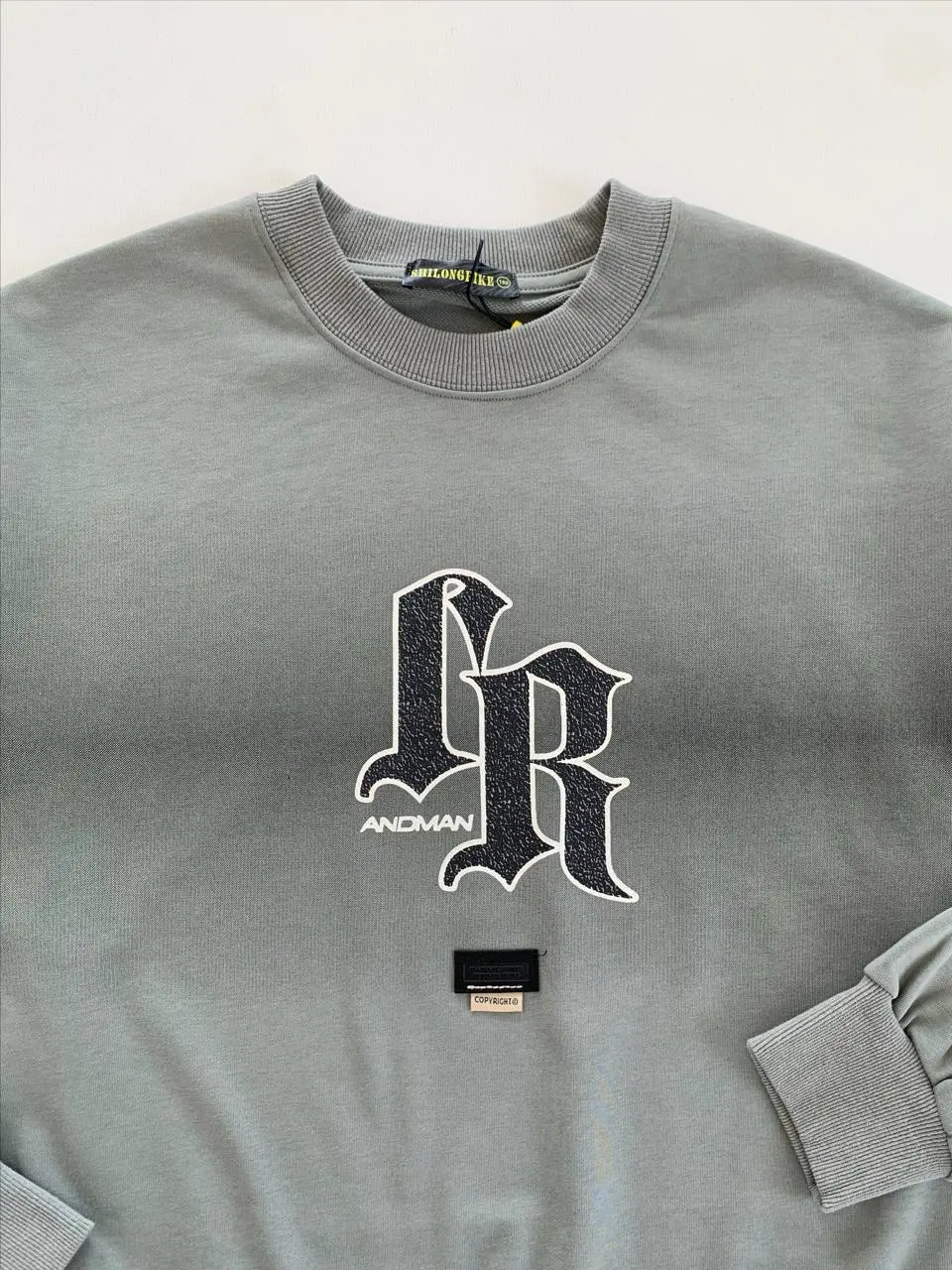 دورس پسرانه با لوگوی برجسته