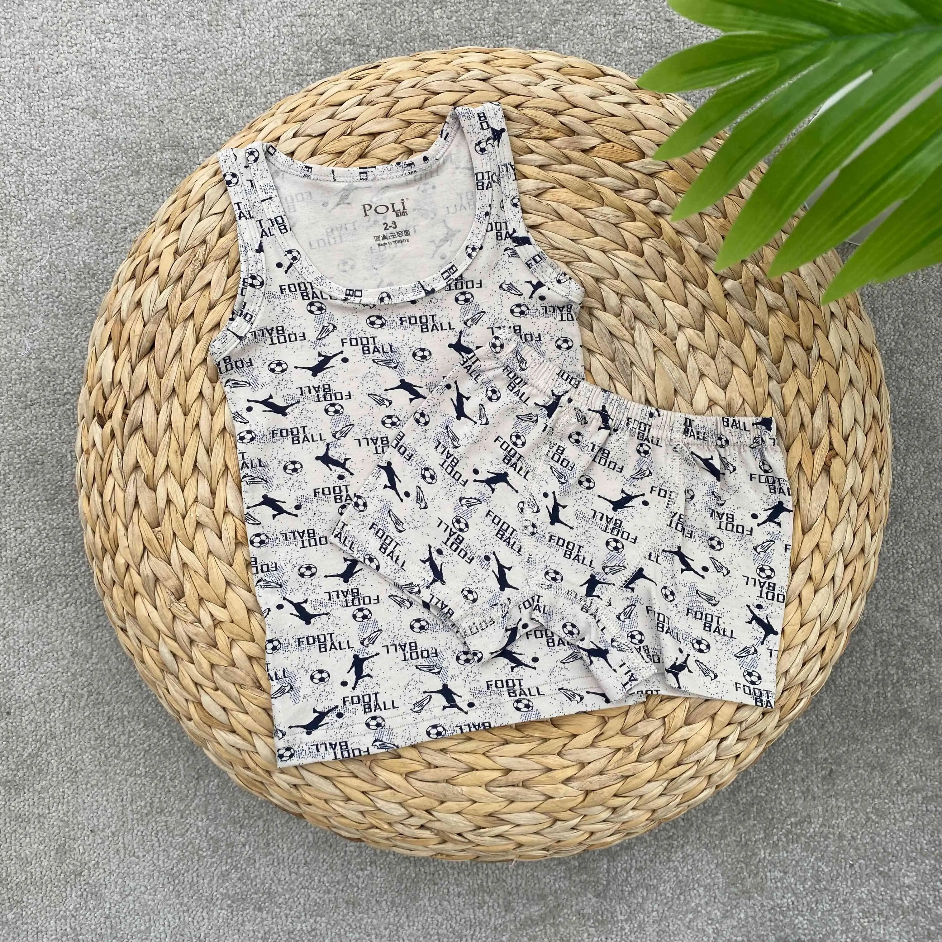 تاپ و شلوارک با چاپ گرافیکی فوتبالی