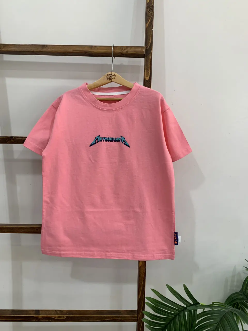 تیشرت گرافیکی صورتی