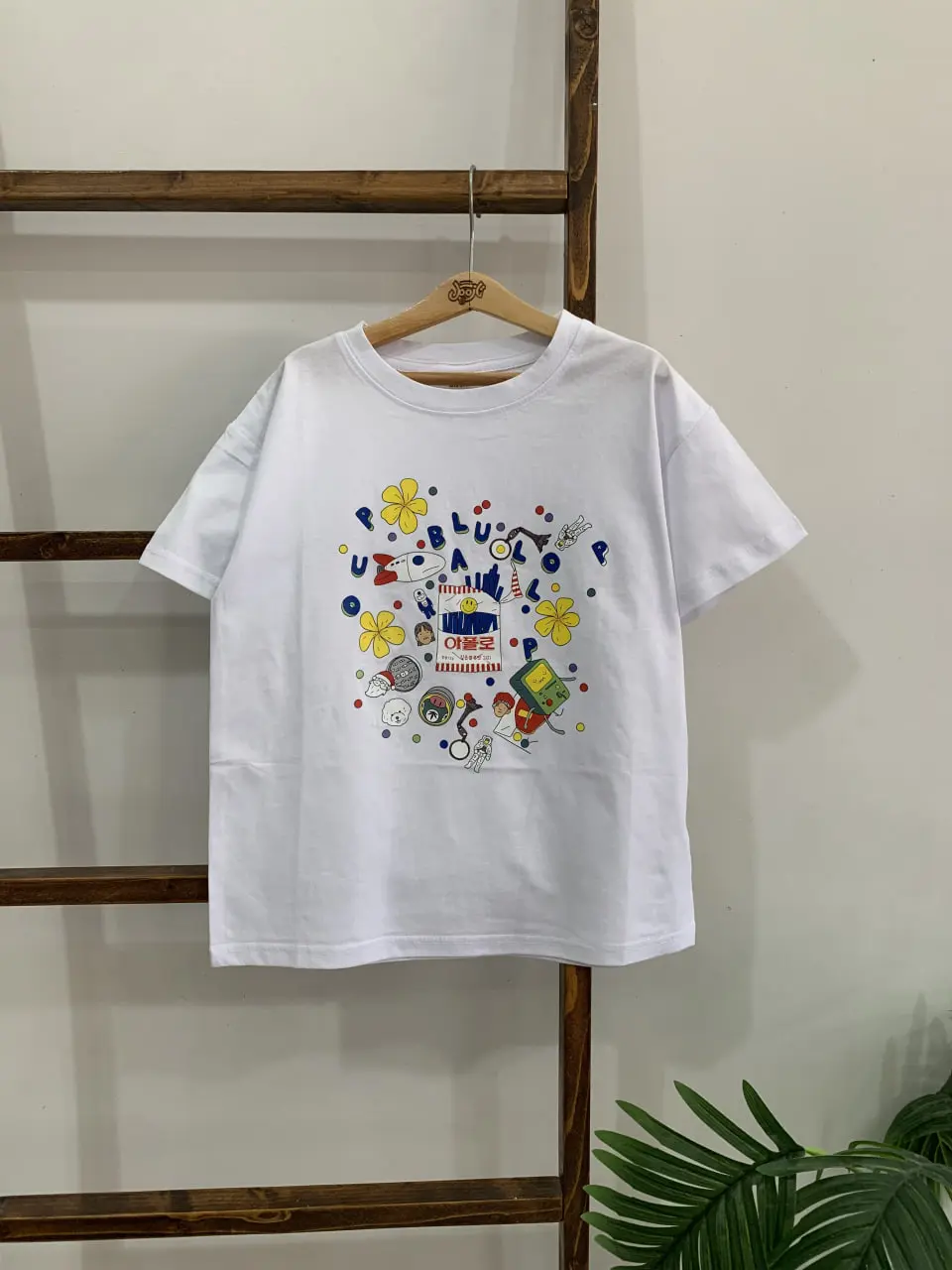 تیشرت گرافیکی سفید
